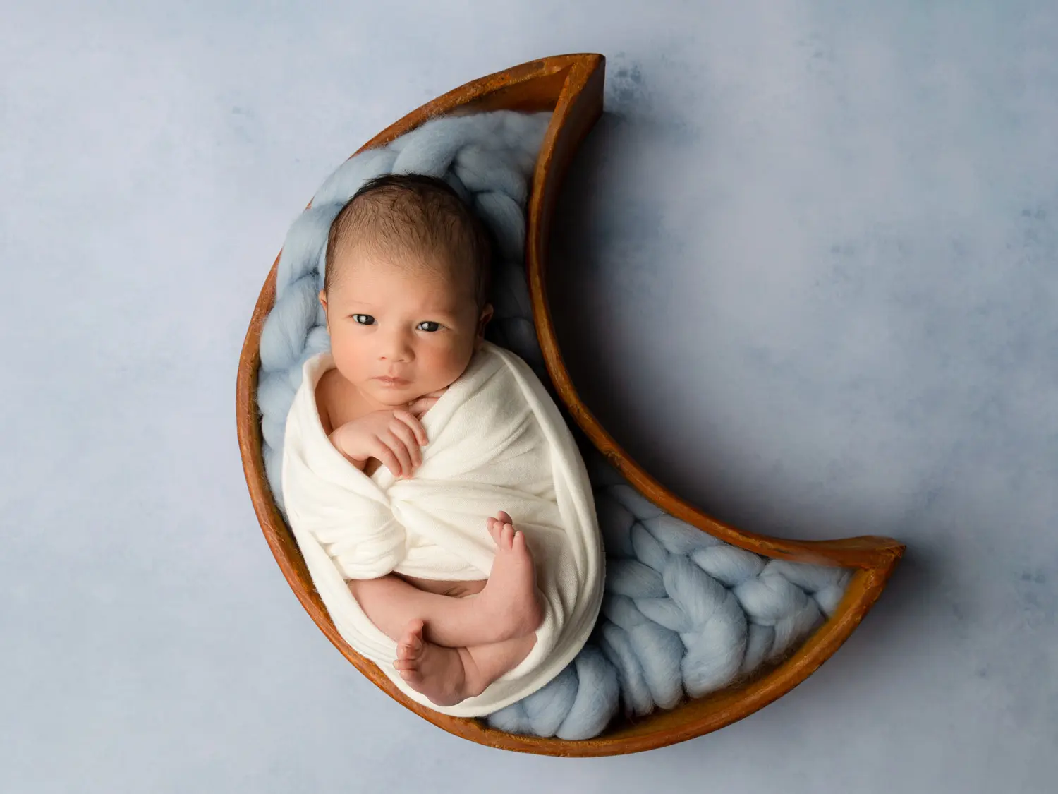 Babyfotografie in einem Holzmond
